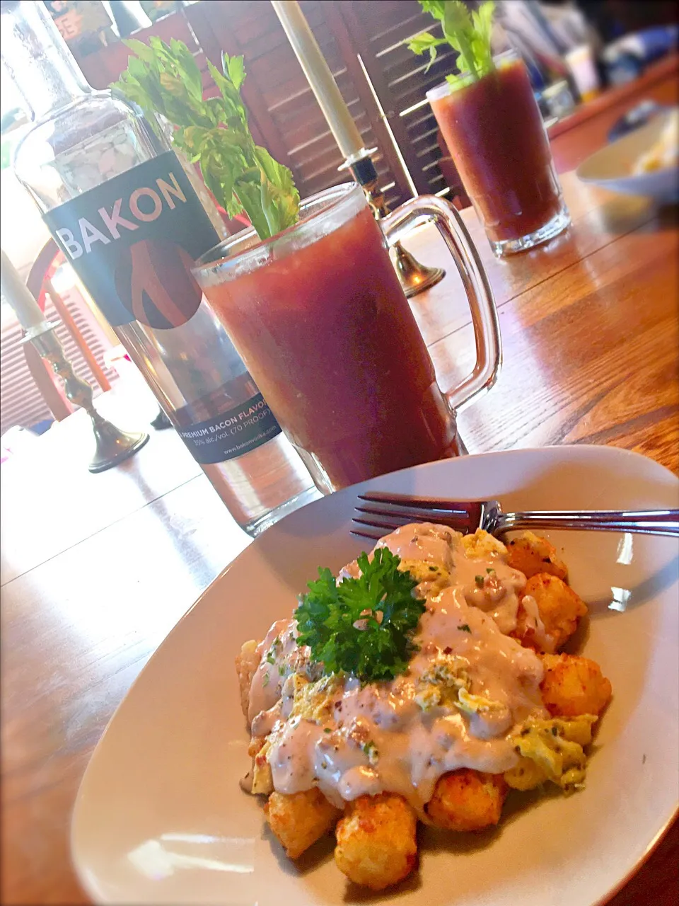 Tater tot breakfast bowl with scrambled eggs and sausage gravy along with a Bakon Vodka Bloody Mary! Saturday brunch.|MJRoperさん