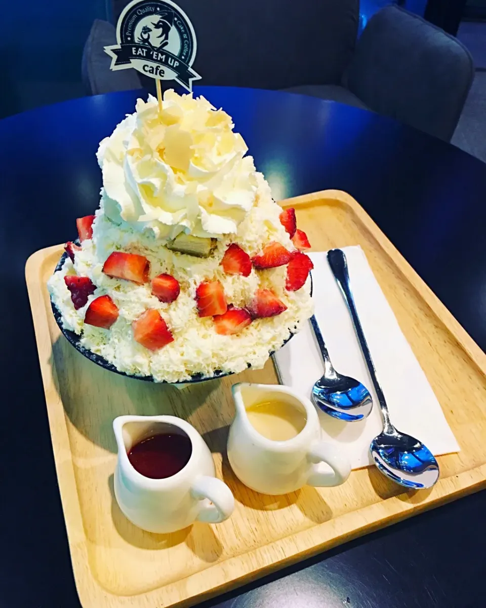 Strawberry Cheesecake Bingsu 🍨|Nut_thananさん