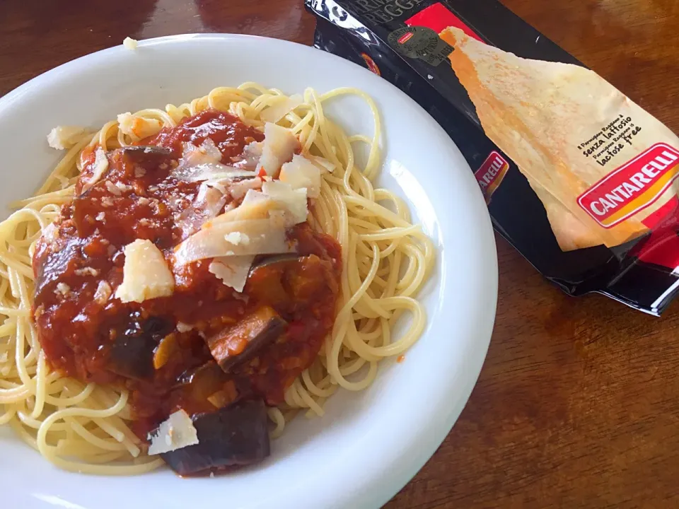 Snapdishの料理写真:茄子とトマトのパスタ、たっぷりチーズかけ|さんだーさん