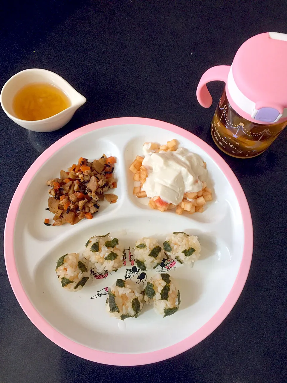 離乳食 朝
・おかかおにぎり
・鶏肉と根菜の煮物
・もやしのお味噌汁
・ネクタリン豆乳グルト|ぺろたんさん