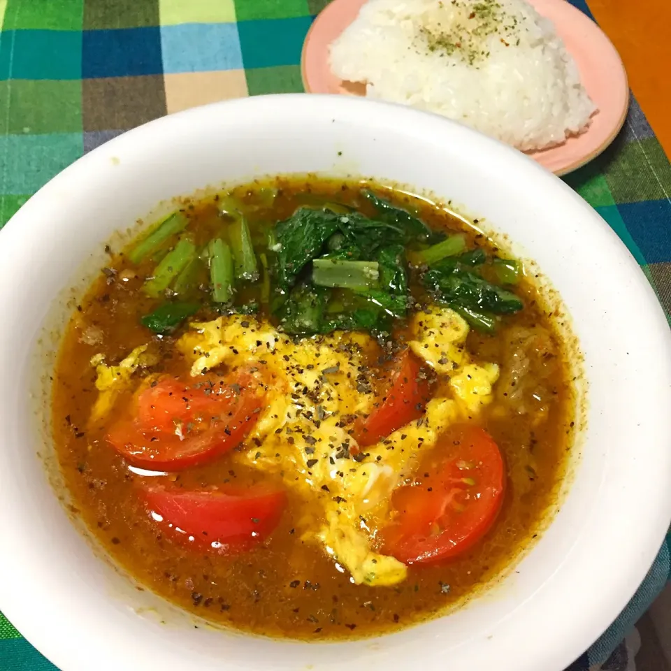 豚コマと小松菜のスープカレーwithトマたま炒め #晩御飯 #スープカレー #カレーライス #おうちカレー #おうちごはん #トマたま|カウンター嬢さん