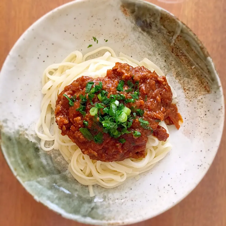 大量のトマト消費に(ˊ꒳ˋ)♥︎

レシピの味付けを参考に、しめじや玉ねぎのみじん切り加えて栄養価＋٩(ˊᗜˋ*)و
さらにほんの少しのお醤油＋しました(*Ü*)♡

夏バテ＆食欲低下知らずです( *ˊᗜˋ* )

#ジャージャー麺 #おうちごはん #麺類好き #トマト大量消費 #大量消費レシピ|Mimさん