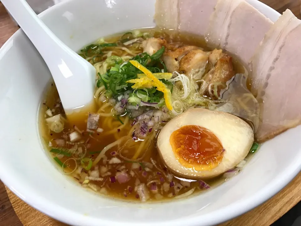 Snapdishの料理写真:鶏塩ラーメン🍜、チャーシュー入り、煮卵トッピング🥚|buhizouさん