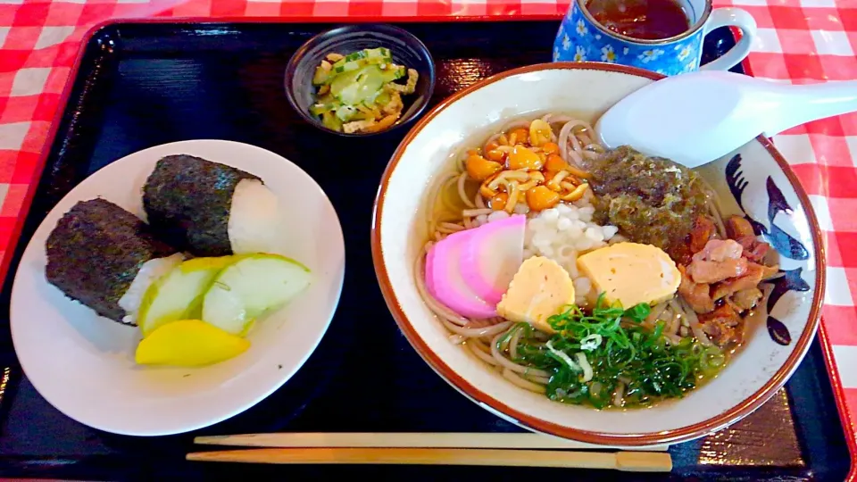 Snapdishの料理写真:本日の賄い(8/6お蕎麦なんでも乗せ＆地ギュウリの浅漬けとおにぎり🍙)|かぴかぴさん