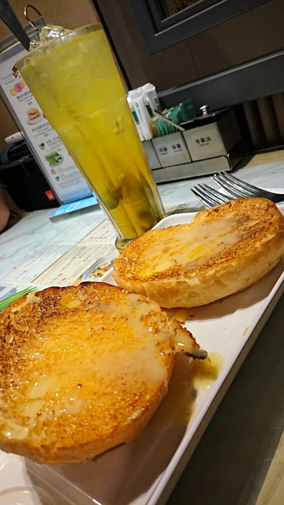 Snapdishの料理写真:ハニートーストとタンジェリンティー|ぶりじっとえいちぇるさん