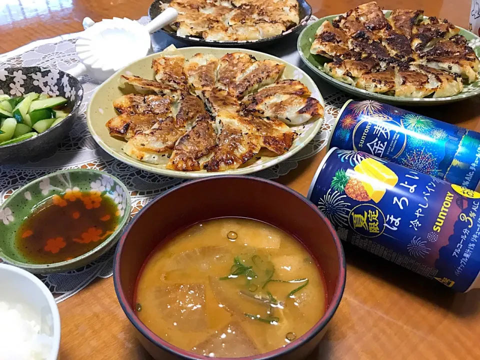 人生初の手作り餃子と
娘が初めて煮干しから作った味噌汁メニュー❤️|makoさん