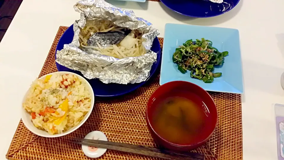 Snapdishの料理写真:今日の夕食　鰆の塩麹蒸し、ピーマンとじゃこの炒め物、ミニトマトの炊き込みご飯、わかめの味噌汁|pinknari🐰🌈さん