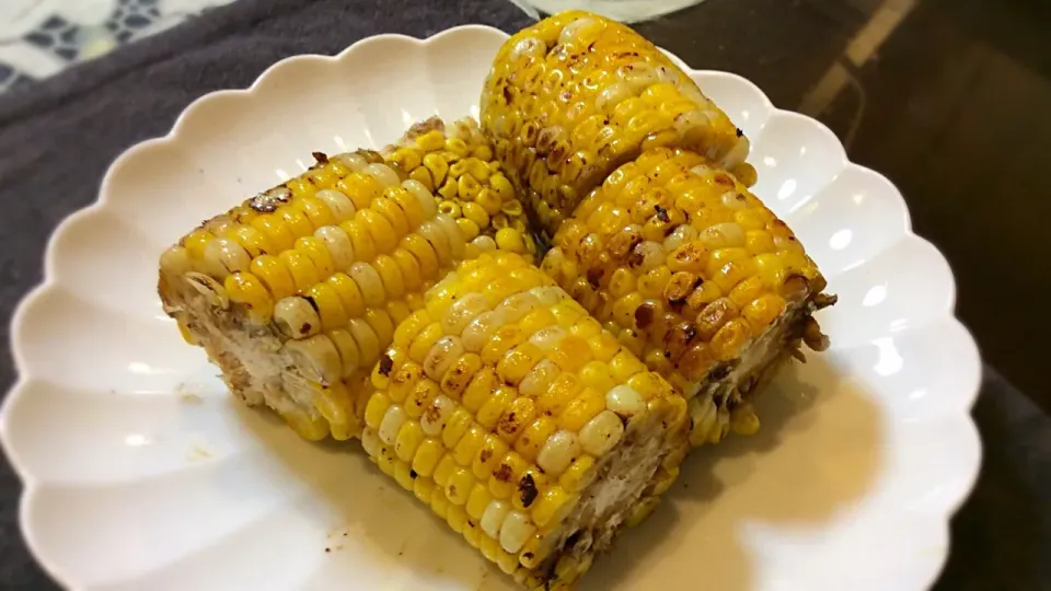 Snapdishの料理写真:トウモロコシ🌽さん😋こんがり焼いてみた❣️|アライさんさん