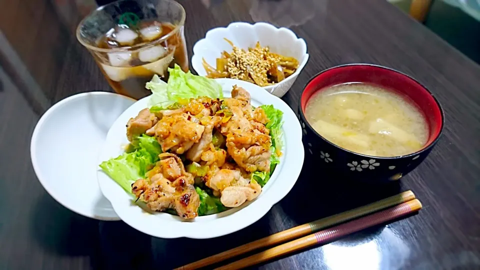 ねぎ塩チキン丼、なめことオクラの味噌汁、きんぴらごぼう|サトリさん