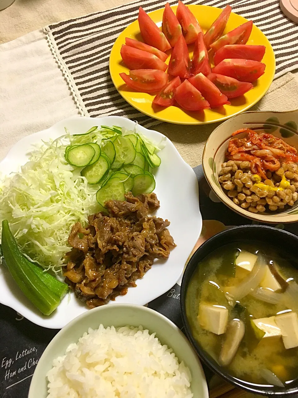 焼肉サラダの盛り合わせ、冷やしトマト、キムチ納豆、味噌汁(玉ねぎ、椎茸、ワカメ、豆腐)♪|ライムさん