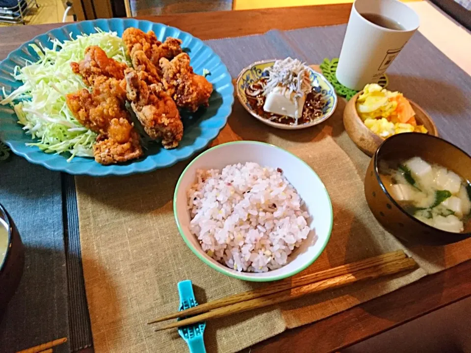 唐揚げ、ポテサラ、じゃこのせ冷奴、味噌汁|おむすびさん