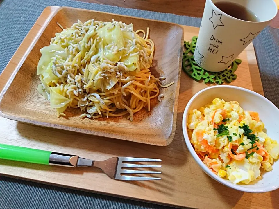 Snapdishの料理写真:釜揚げしらすとキャベツの和風パスタ、ポテサラ|おむすびさん