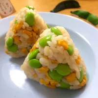 Snapdishの料理写真:佐倉さんのお料理・枝豆ともろこしのおにぎり🌽／We love OmuGi❤︎!