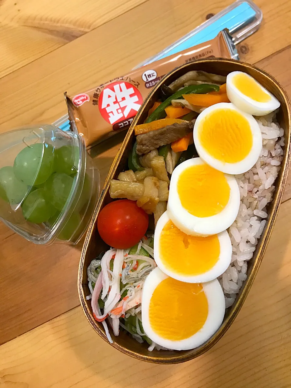 パパたろ弁当🍱

雑穀ごはん
ゆで卵
牛肉ピーマンしめじ人参の
                  オイスターソース
結びちくわの甘辛煮
酢の物(カニかま じゃこ きゅうり)
ミニトマト

ハニービーナス|ひななぎさん