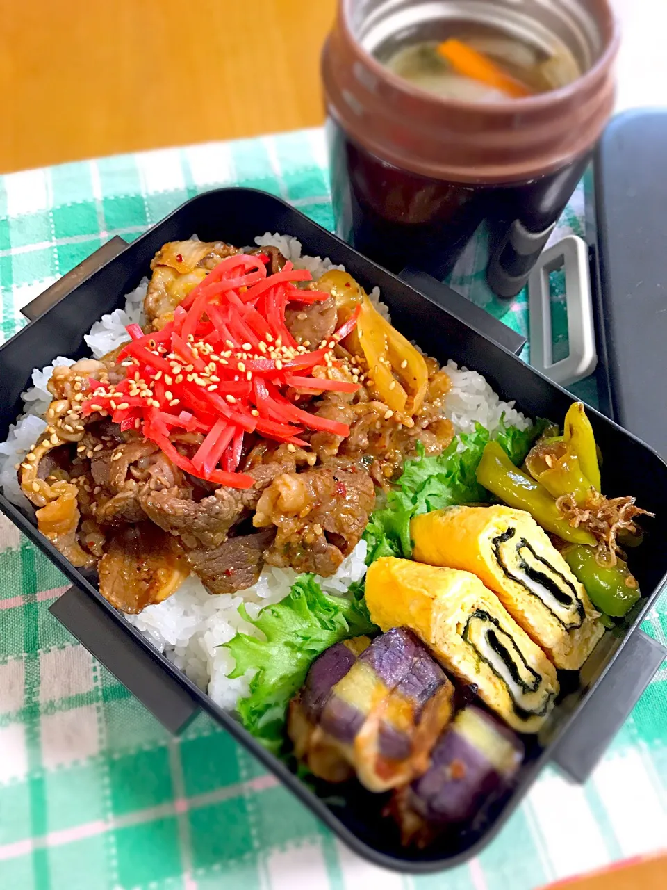 旦那ちゃん弁当🎶
味付け焼肉丼
ナスのベーコンチーズ挟み焼き
海苔くるくる卵焼き
ししとうじゃこの甘辛炒め
ワンタンスープ|BooBooさん