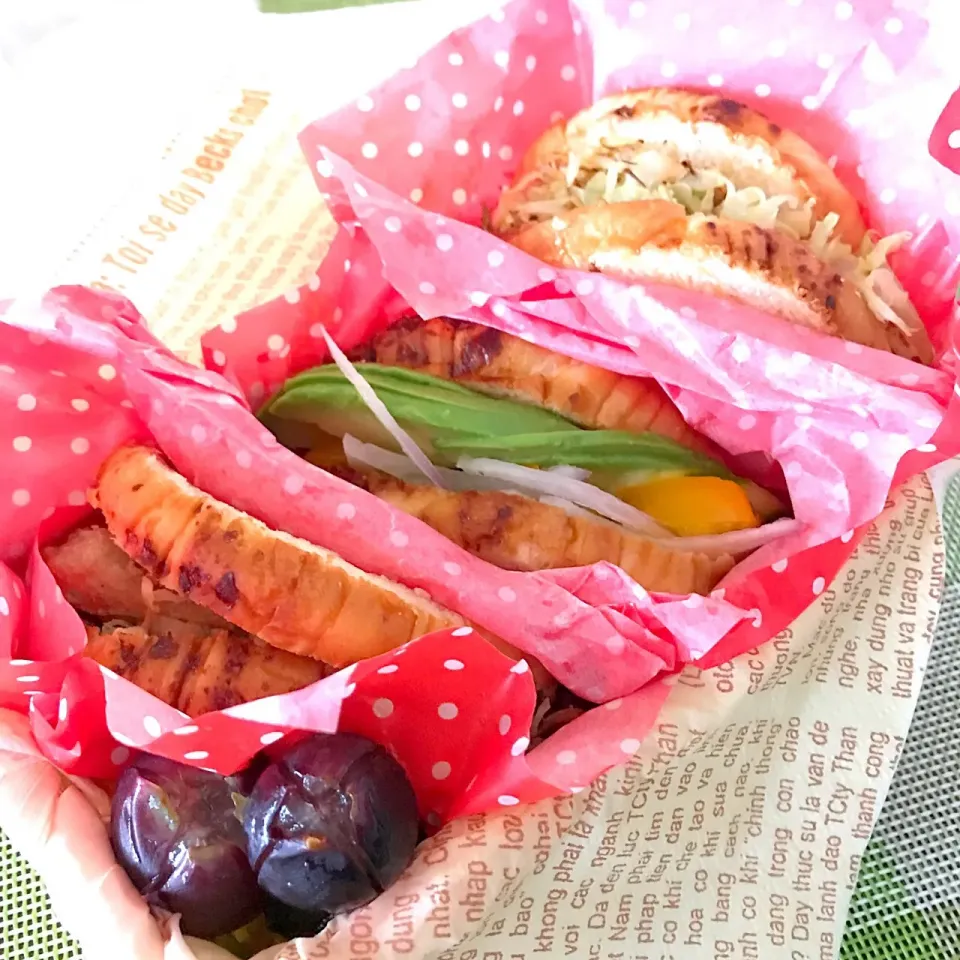 Snapdishの料理写真:今日のお弁当🍞
チーズラウンドパンに
色々はさんで🥑🥒🐟
🍇
今週も頑張りましょう٩(^‿^)۶|mokoさん