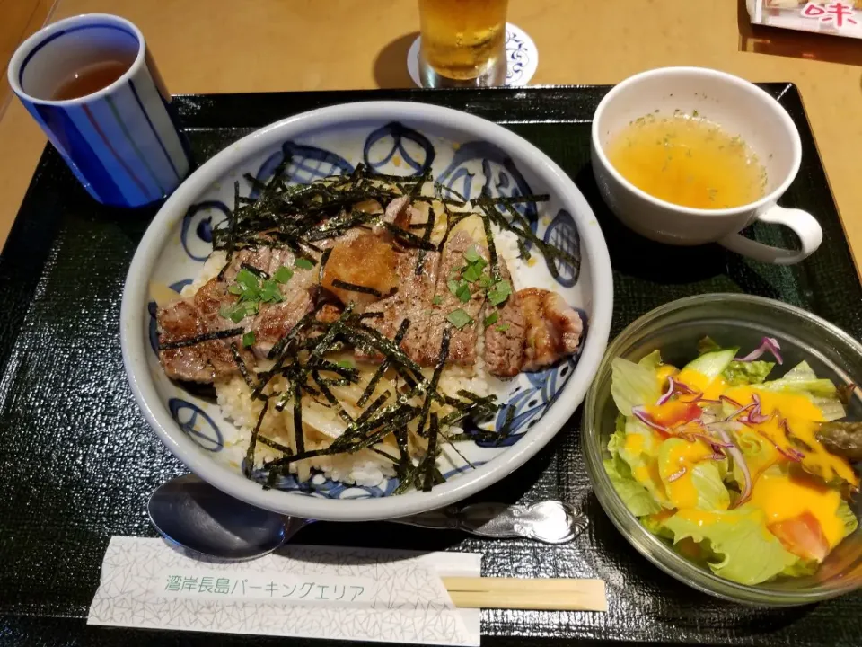 長島PAでの牛ロースステーキ丼セット|Morito Kamiyaさん