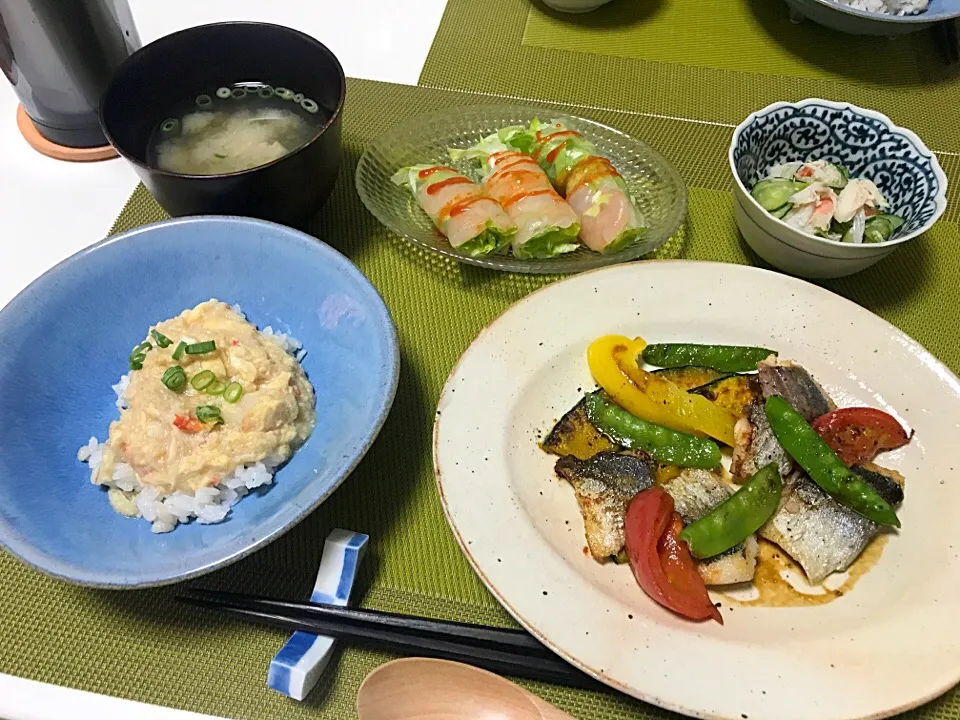 Snapdishの料理写真:ばんごはん。鯵と野菜のグリル、卵餡かけごはん、蟹ときゅうりの酢の物、えのきのお味噌汁、生春巻きサラダ。|yukiさん