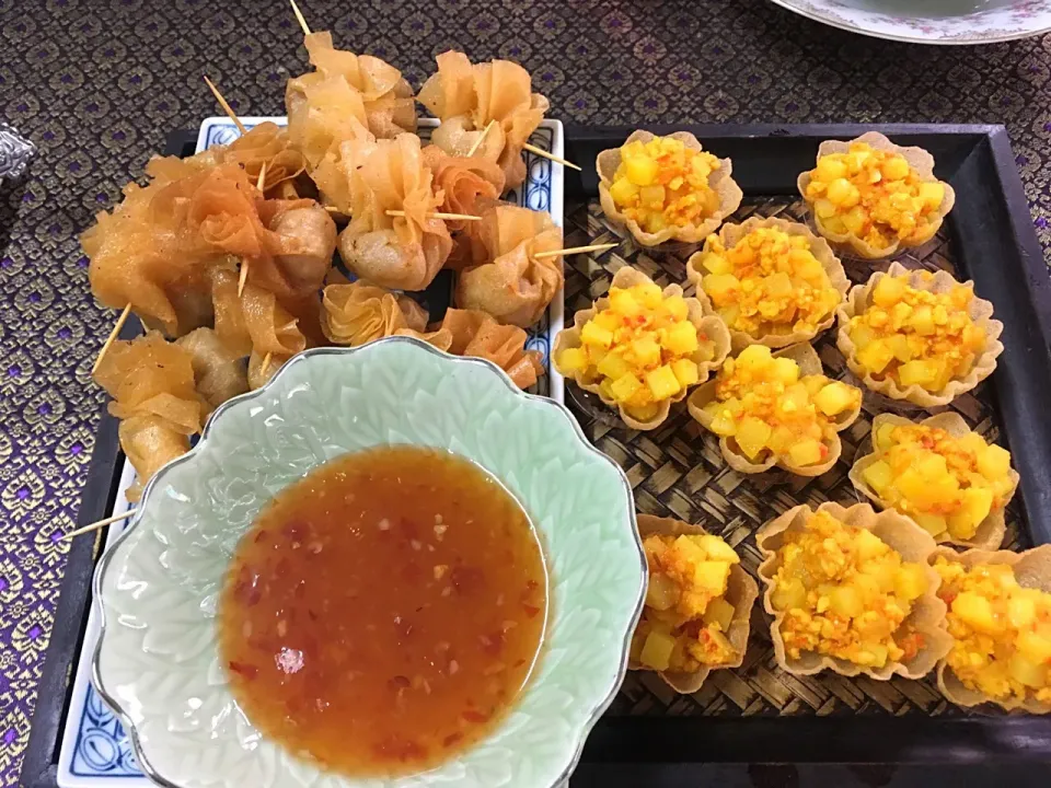 Snapdishの料理写真:Pork wontons and curried potato cups|Ong Sor Fernさん