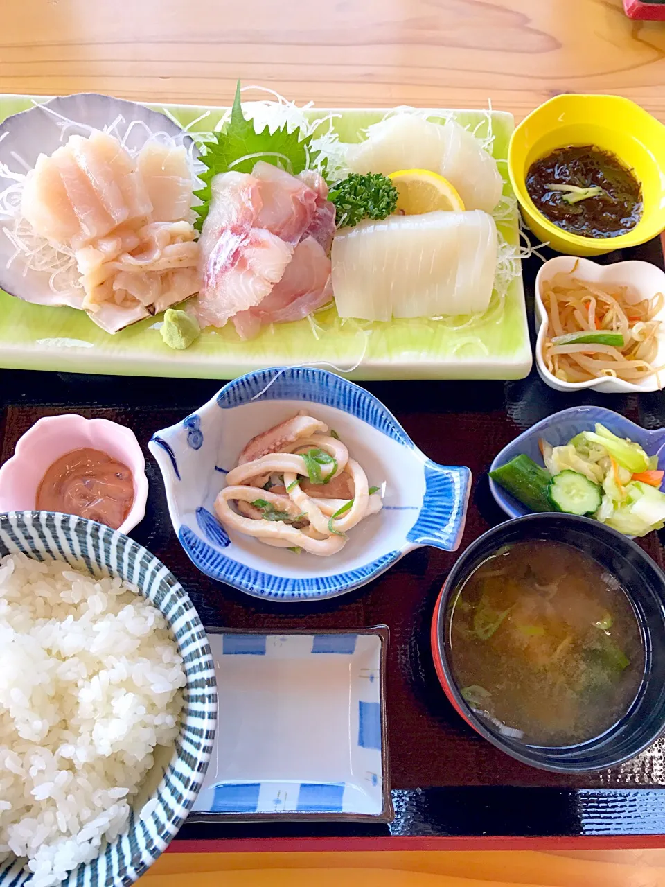 Snapdishの料理写真:おさかな海岸定食
イカ 、ホタテ、 メバル、イカぬた
もずく 、塩辛と盛り沢山！
#イカ#ホタテ#メバル#もずく#塩辛|901さん