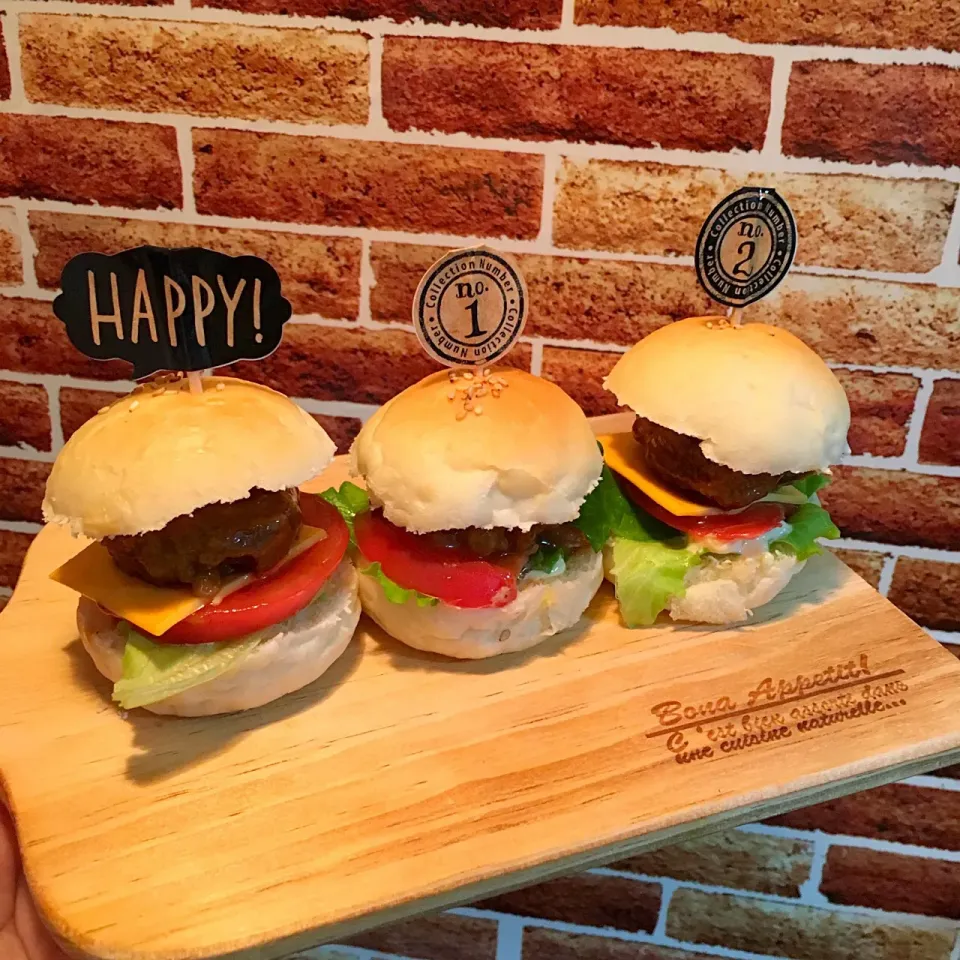 Snapdishの料理写真:手作りバンズでハンバーガー|ひぃちゃんさん