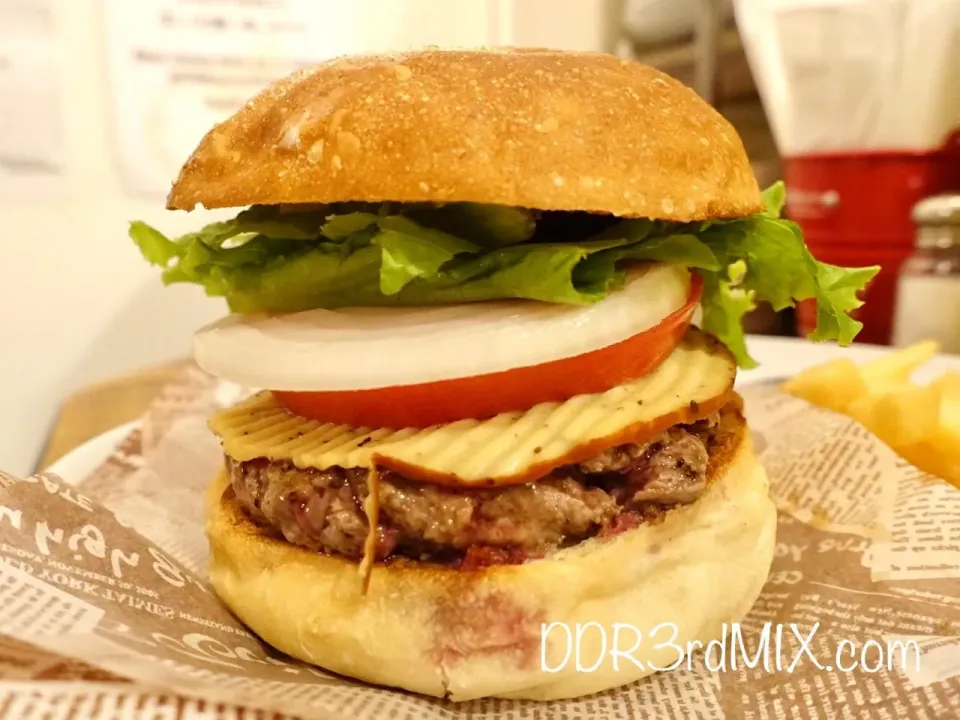 Snapdishの料理写真:Jack37で試作中のスモークチーズバーガーをいただきました！|ddr3rdmixさん