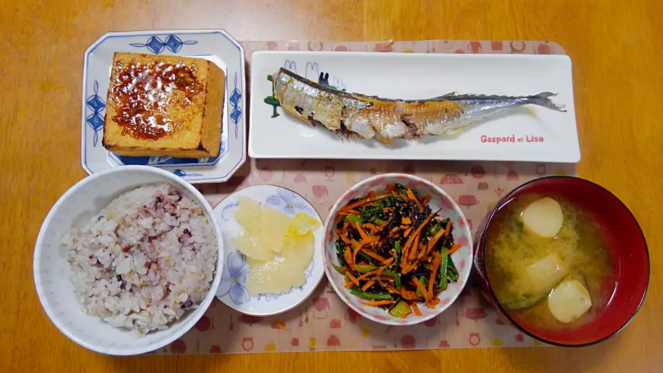 ８月２日　さんまの塩焼き　厚揚げ豆腐　小松菜とにんじんとひじきのごま和え　お麩とわかめのお味噌汁　柚子大根のお漬け物|いもこ。さん