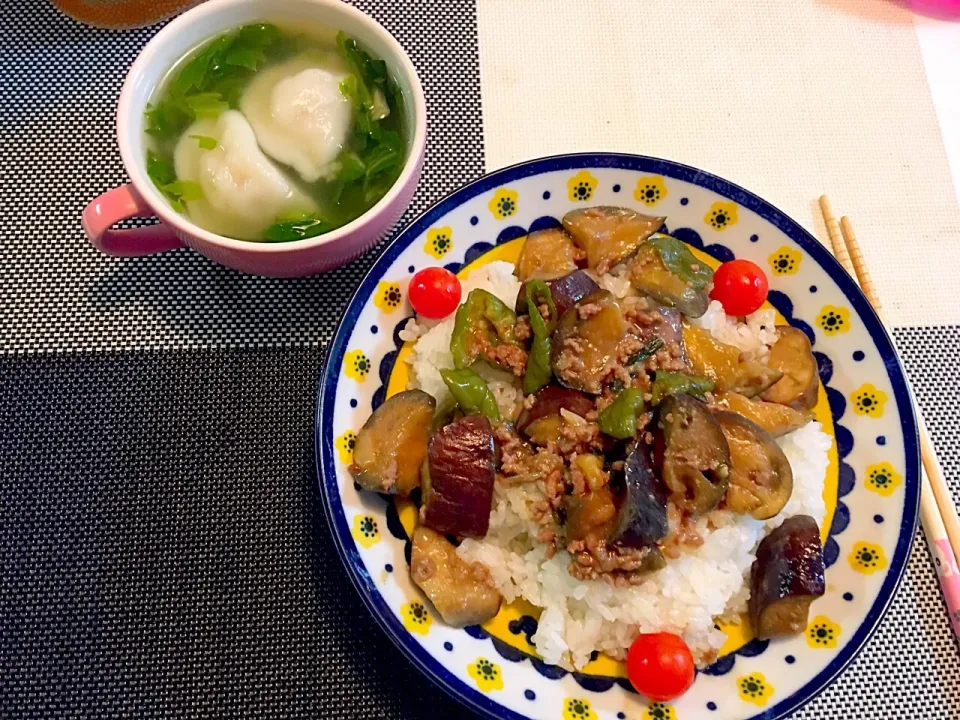 Snapdishの料理写真:茄子とピーマンと挽肉の甘辛味噌丼、水餃子とニラとセロリのスープ|りんこさん