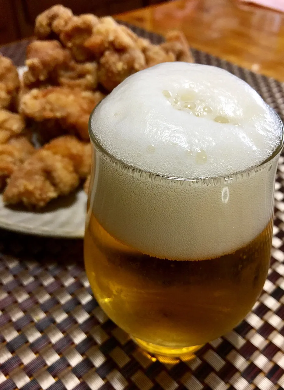 先ずは出来上がりの唐揚げの味見…ついでに🍺のお味見も…グビ〜っ|keikoさん