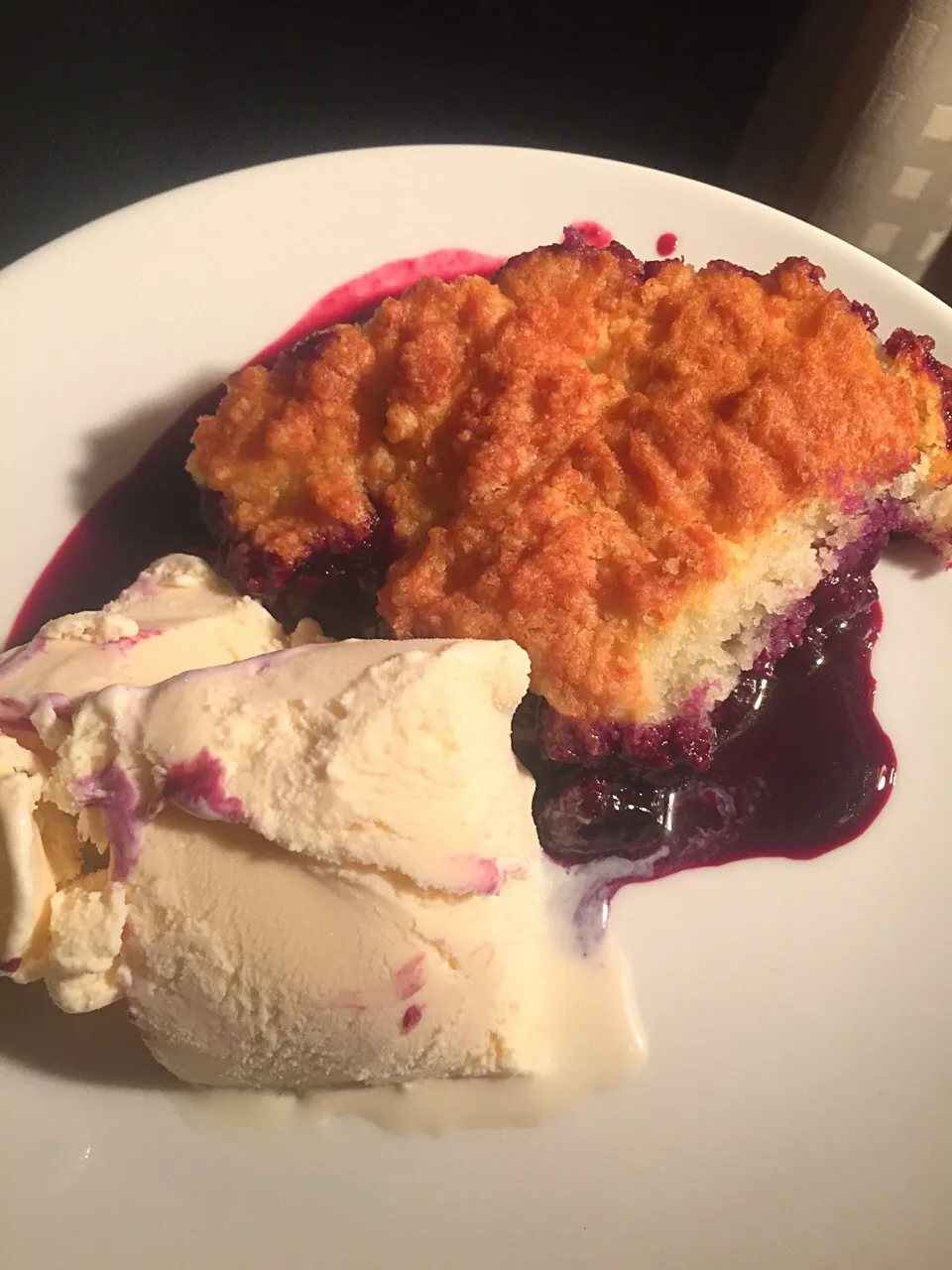 Blueberry Cobbler with Ice Cream|Chris Shannonさん