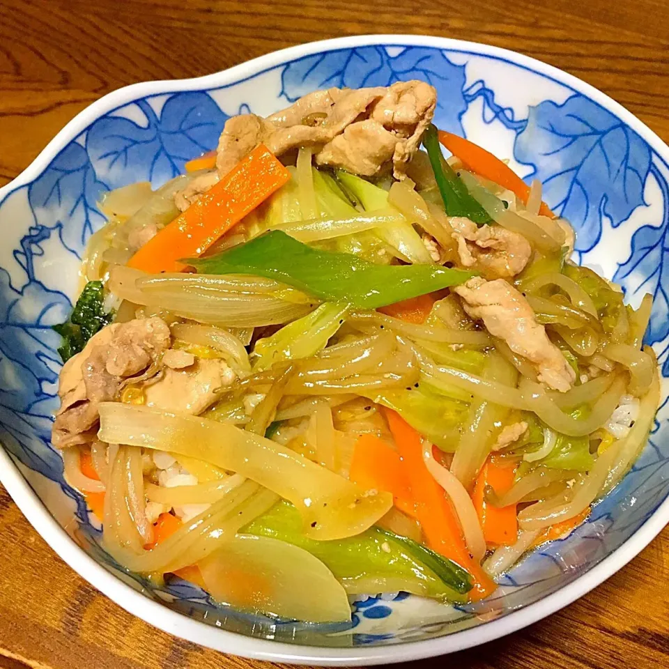 豚肉と野菜のうま煮丼🍚|みなさん