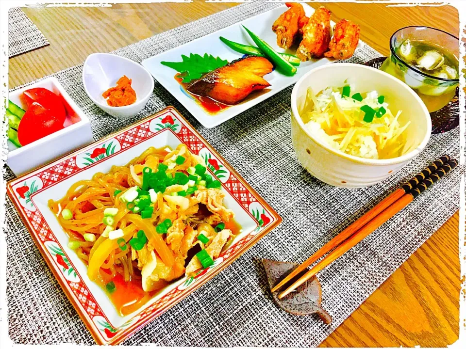 生姜ごはん🍚
ブリ照り🐟
鶏手羽揚げ🐓
豚肉白滝煮🐷|わっちんさん