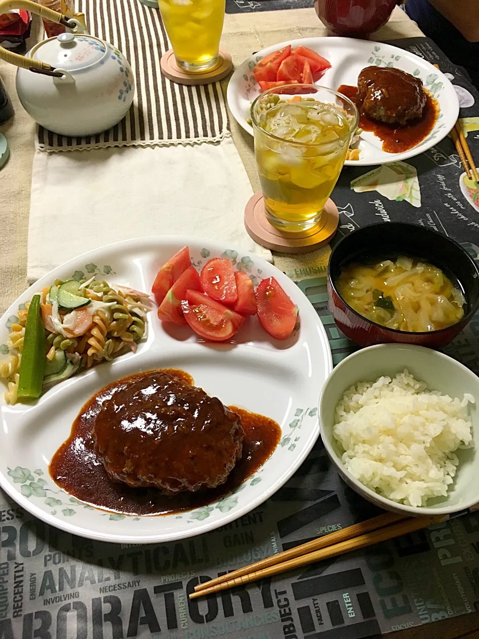 Snapdishの料理写真:ハンバーグステーキ、マカロニサラダ、冷やしトマト、味噌汁(キャベツ、ワカメ、キムチのタレ少々)♪ジャスミン茶で(*^｡^*)|ライムさん