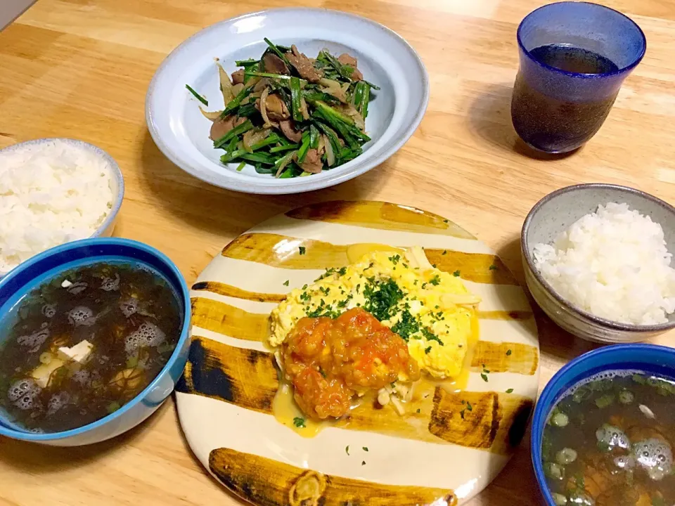 Snapdishの料理写真:トマト味噌を使ってみました♡ 8/7晩ごはん エノキ入りオムレツのトマト味噌かけ(｡ ﾉ∀<)σ    レバニラ炒め     もずくとお豆腐のスープ     ごはん🍚|さくたえさん