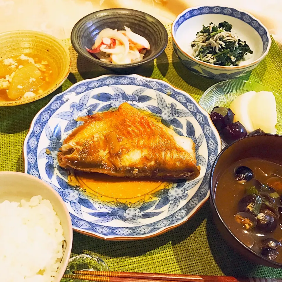 今日のお夕飯
赤魚の煮つけがメインの和食で
いただきます🙏|mokoさん