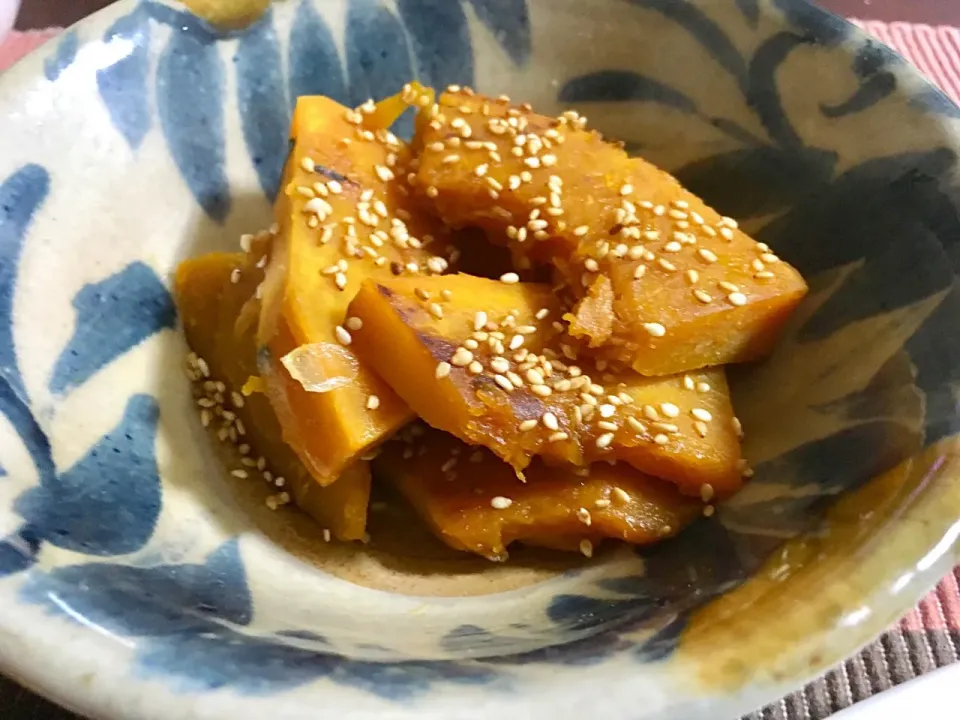 かぼちゃのさっぱり炒め煮

フライパンで両面を焼いてから、砂糖と醤油に、お酢を足してほっこりと煮ました。
焼いてから煮ると時短できて助かります。|Naoko Miyataさん