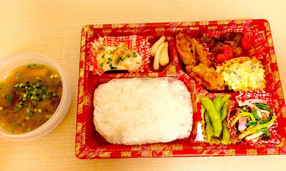 Snapdishの料理写真:お弁当
手作り豆腐、チキン南蛮、ナスのトマトスープでカレー焼風、ネギとかまぼことのぬた、枝豆、らっきょ、味噌汁|じゅんこさん