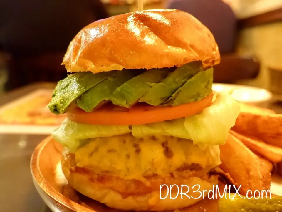 Snapdishの料理写真:ハンバーガーベースメント錦糸町 アボカドチーズバーガー|ddr3rdmixさん