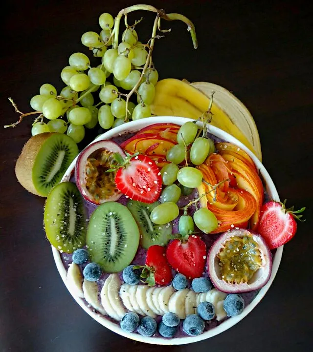 blueberry Smoothie bowl topped with fresh peaches+strawberries grapes+ banana+ blueberry +kiwi|paulaさん