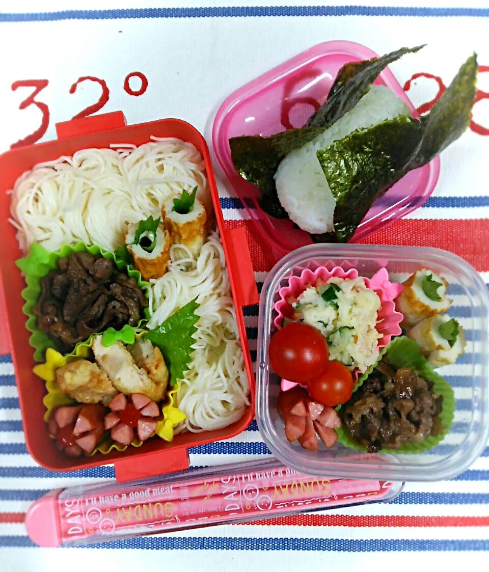 娘、私弁当
    娘はそうめん 
    牛しぐれ煮
    とり天青じそドレッシングがけ
     私は梅干しおにぎり😃|miimiさん