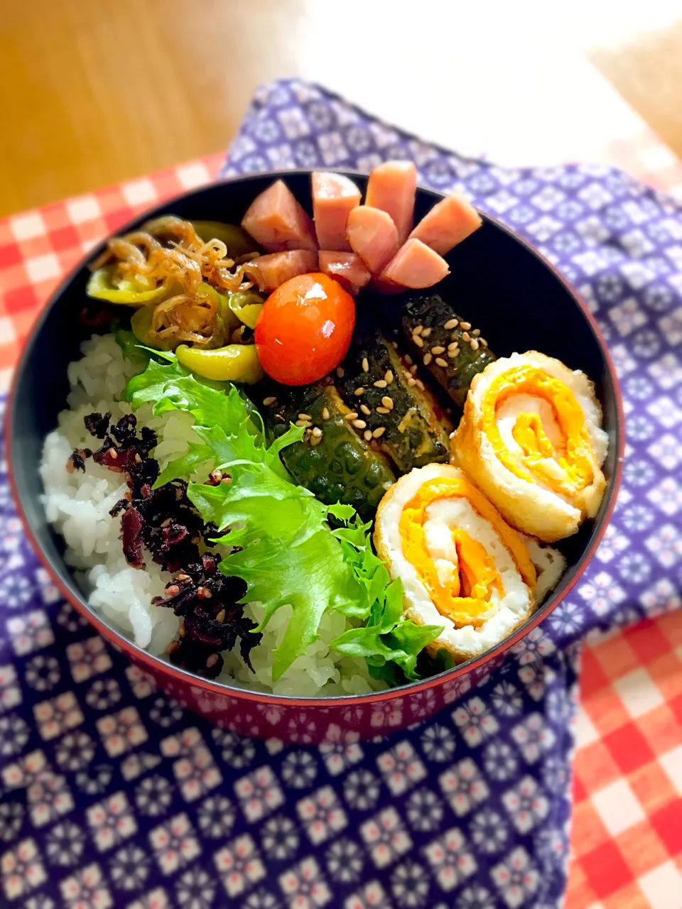 ワタクシ弁当🎶
ゴーヤ肉詰め
二色卵巻き
ししとうじゃこの甘辛炒め
ウイン
ミニトマトの蜂蜜漬け|BooBooさん