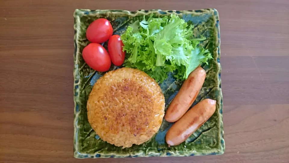 焼き肉マヨおにぎり、ウインナー、付け合わせ野菜|アンジェさん