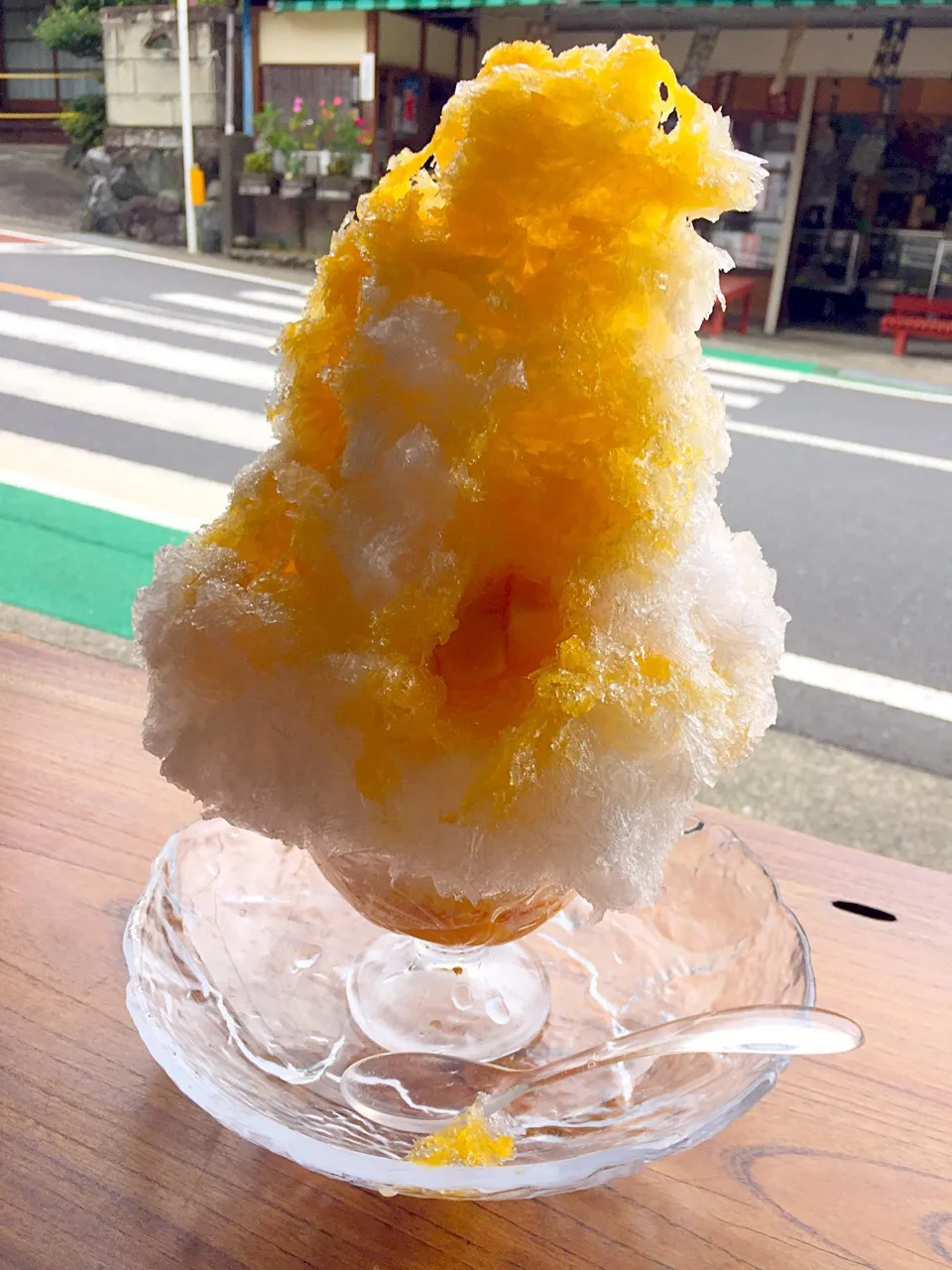 Snapdishの料理写真:伊勢原 大山 トリプルマンゴーオレンジかき氷|EYERINさん