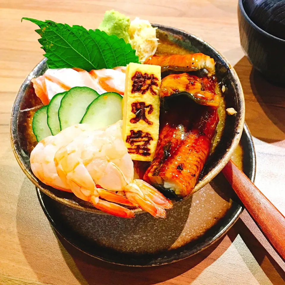 サーモン腹身、ウナギ、エビ丼|キノコ🍄さん