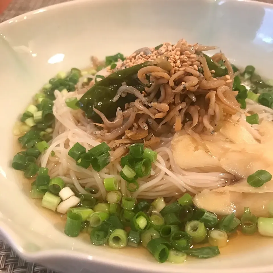 Snapdishの料理写真:獅子唐としらすのぶっかけそうめん🎐新生姜で涼やかに|saoricocoさん