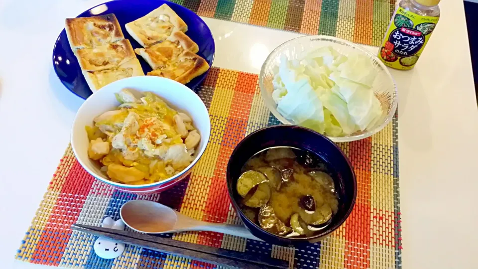 Snapdishの料理写真:今日の夕食　親子丼、なすの味噌汁、塩キャベツ、油揚げのねぎマヨチーズ焼き|pinknari🐰🌈さん