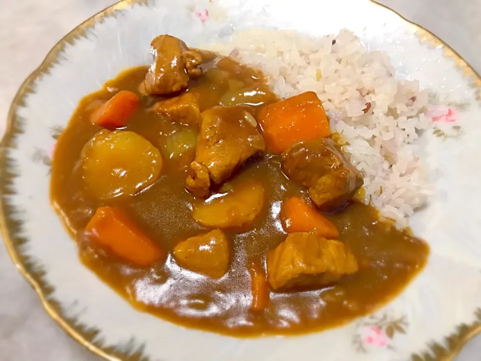 今夜は、おうちカレーです😊
2種類のカレールーを使い、玉ねぎを3種類の切り方で切り、炭酸水で煮込み、ブラックコーヒーを加えると・・・とっても美味しいカレーライスの出来上がり✨|ギムレットさん