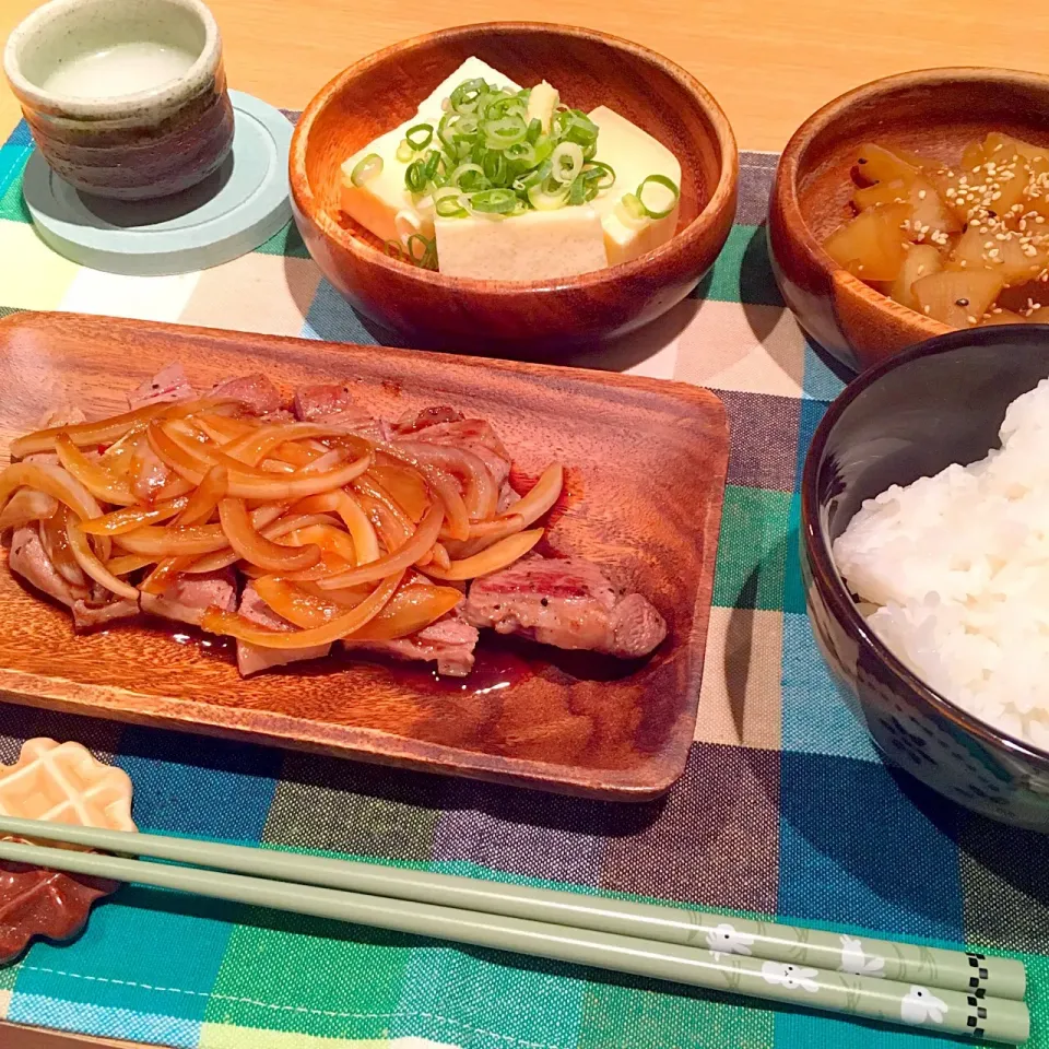 ラムステーキの和風玉ねぎソース、大根の煮物、滝川豆腐|かぴこさん