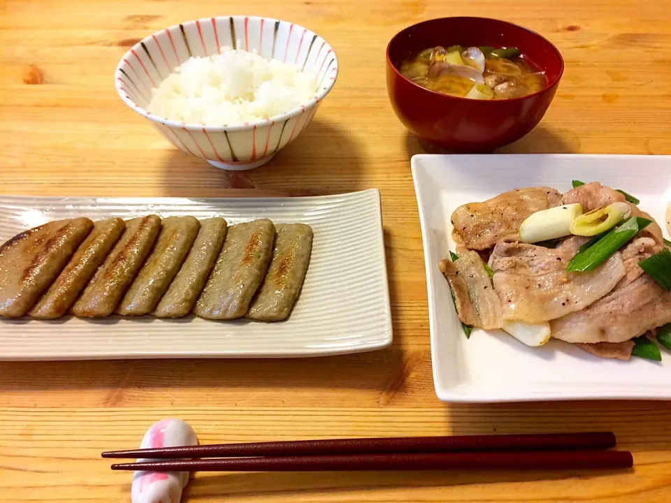 豚肉の炒め物と黒はんぺんバター焼き定食 あさりの味噌汁 相方作|ガク魁‼︎男飯さん