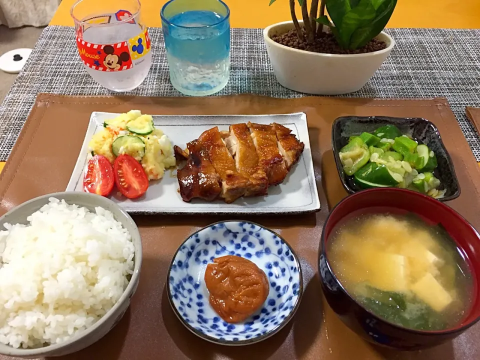 Snapdishの料理写真:🌸チキンの照り焼き
🌸ポテトサラダ
🌸ヘチマときゅうりとオクラの和え物
🌸梅干し
🌸豆腐とわかめの味噌汁|優花さん